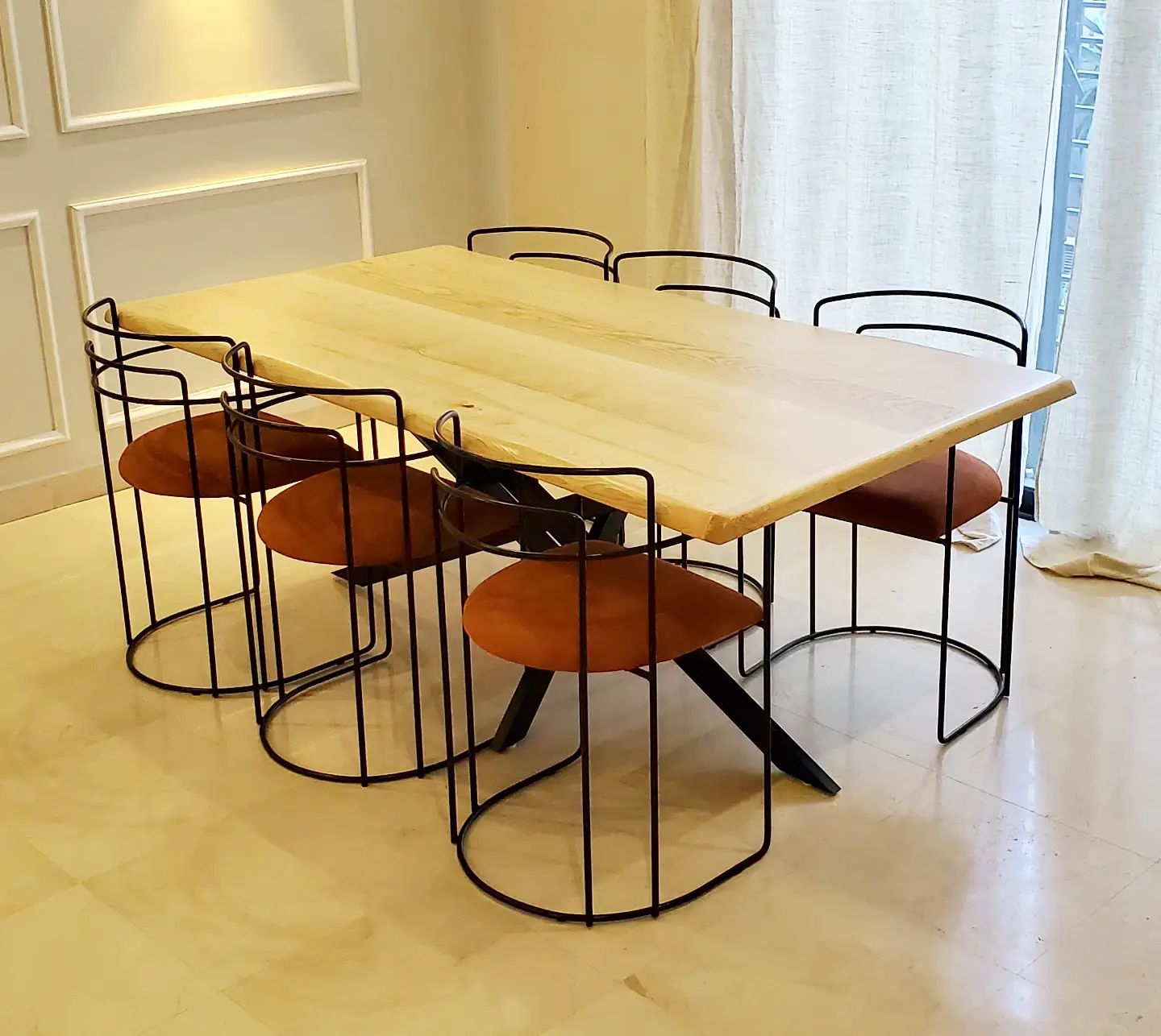 Table à manger en bois massif avec chaises design