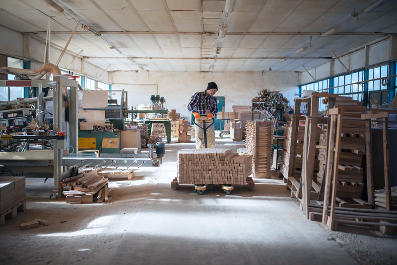 Atelier de menuiserie L'Atelier - artisan au travail