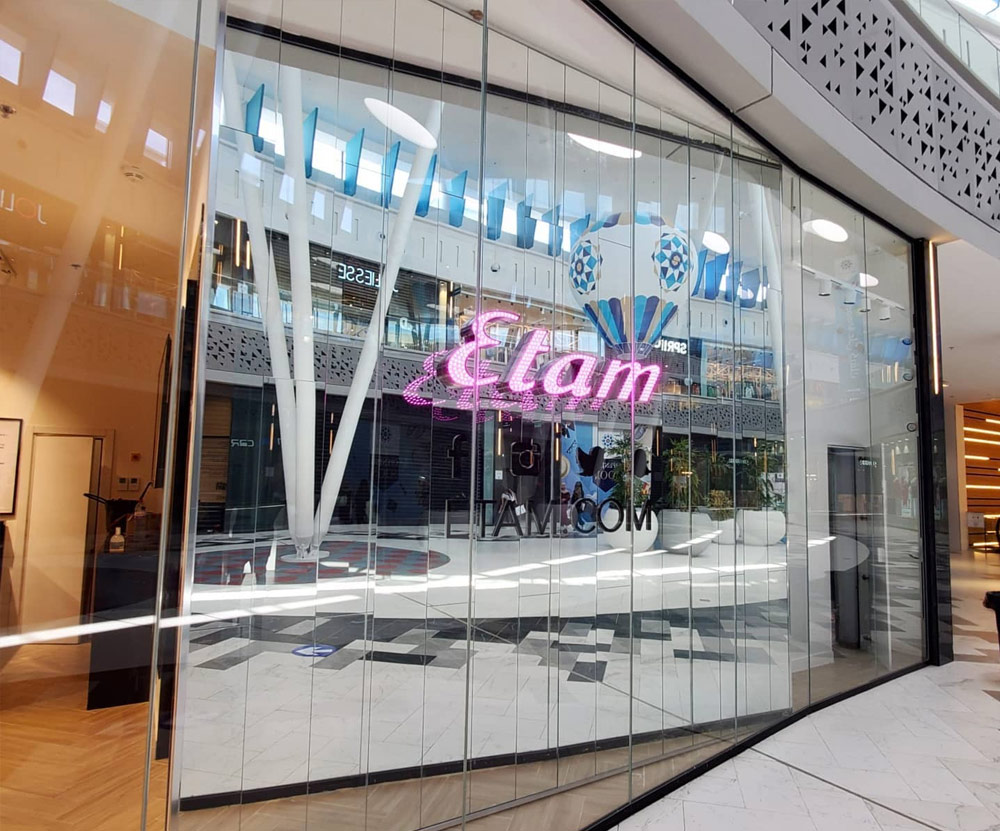 Agencement boutique Etam - devanture vitrée moderne en centre commercial