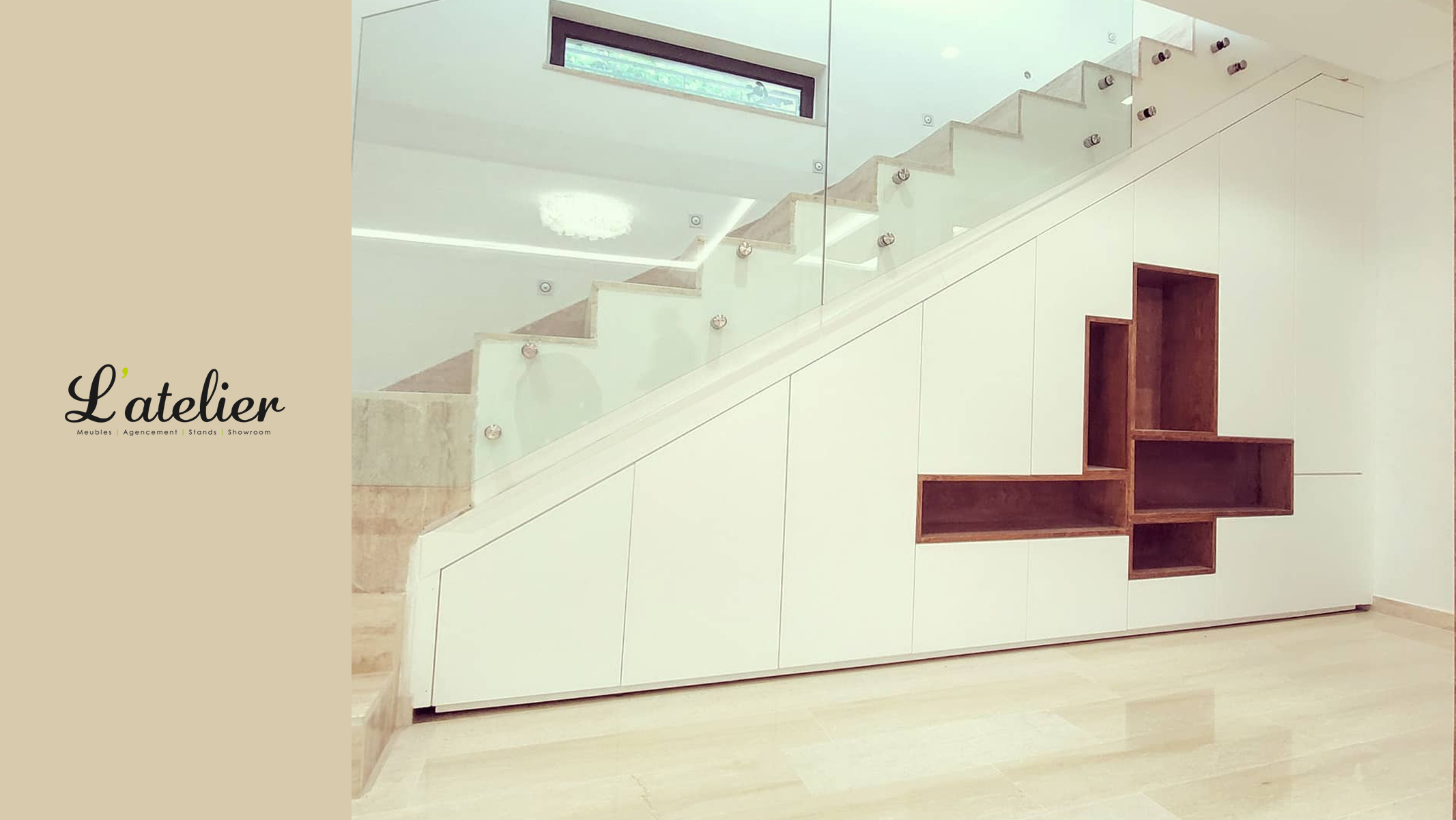 Aménagement sous escalier avec rangements intégrés